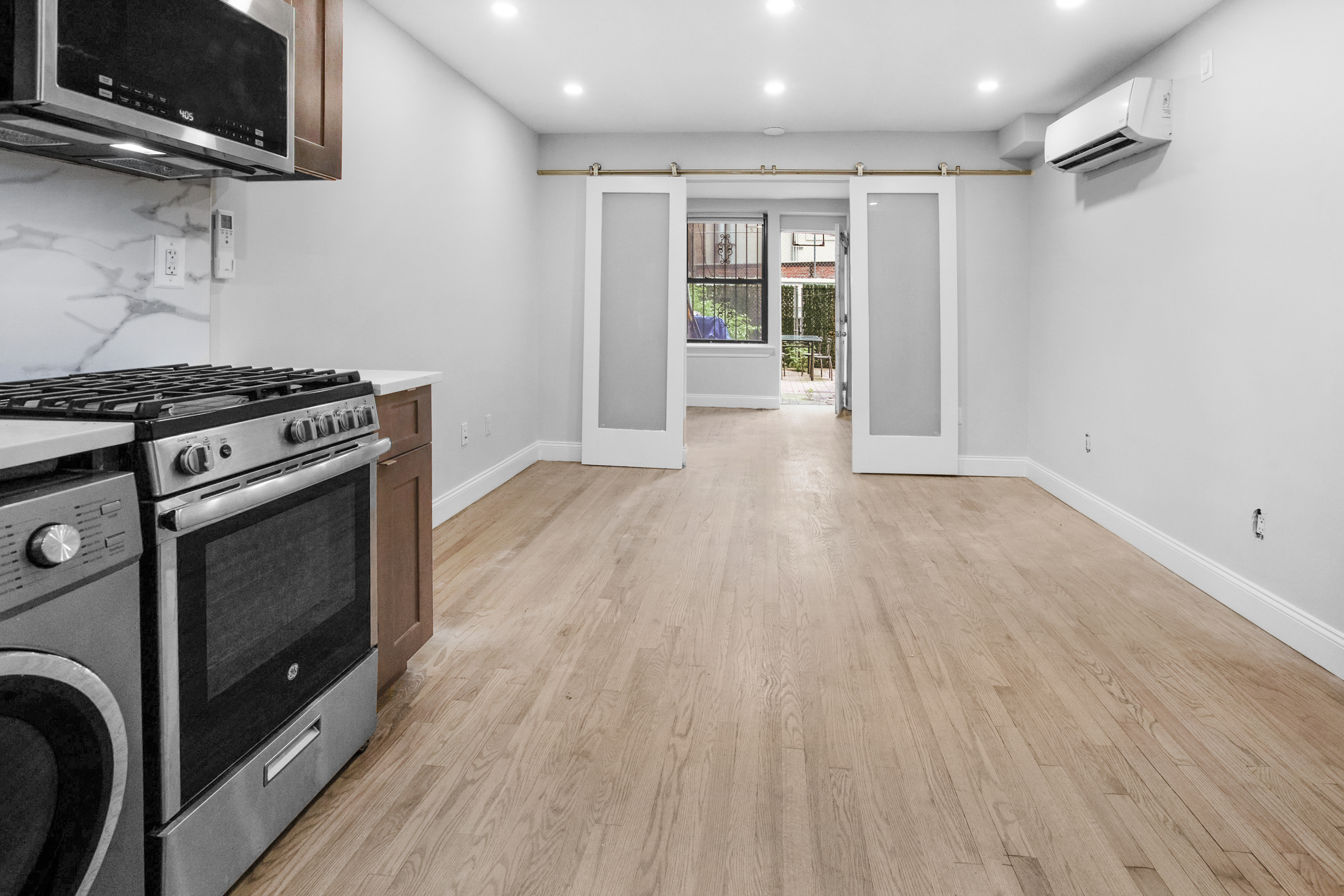 313 East 61st Street, New York, NY, USA - Image 1